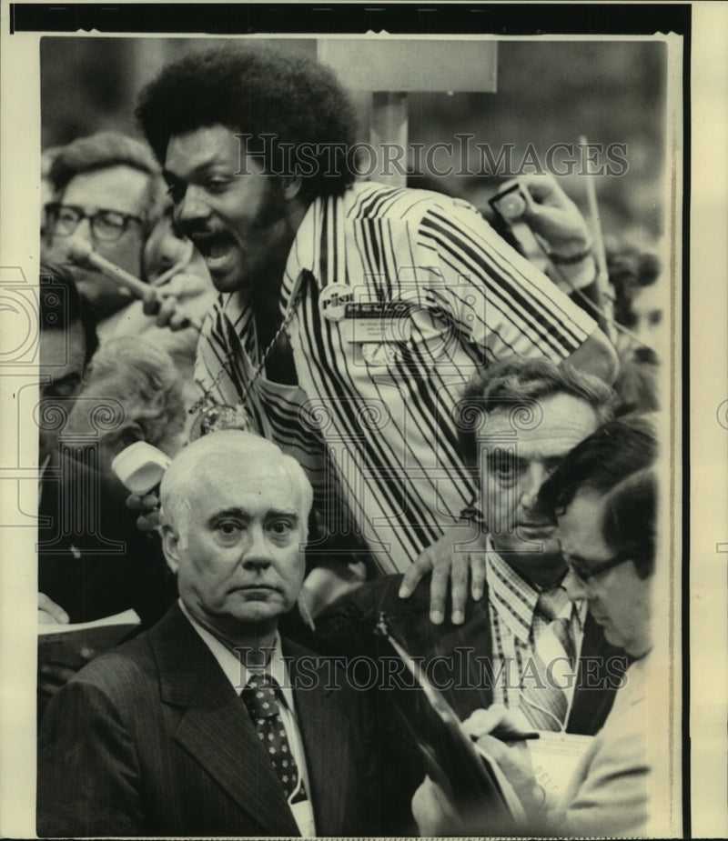 Load image into Gallery viewer, 1972 Press Photo Reverend Jesse Jackson celebrates at Democratic Convention
