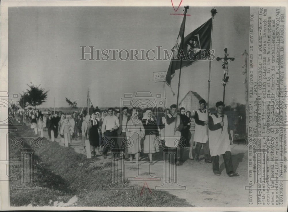 1947 Press Photo Line Of Polish Pilgrims In Countryside With Religious Banners