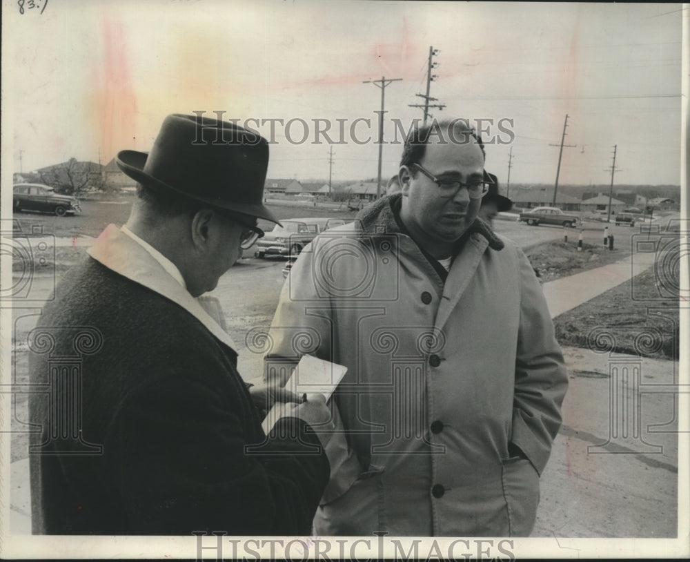 1960 Press Photo Detective With Pogrob's Brother During Murder Investigation- Historic Images