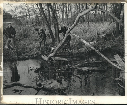 1967 Press Photo Volunteers recruited by Pewaukee Lions clean up Pewaukee River- Historic Images