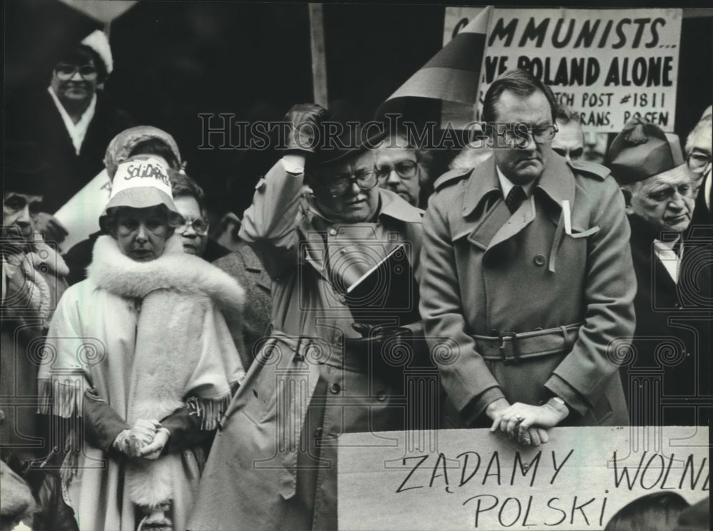 1981 Press Photo Mayor Byrne and Governor Thompson listen to speeches Chicago- Historic Images