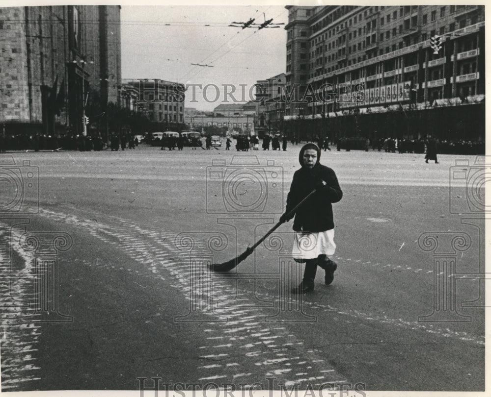 1959 Press Photo The Revolution square in Moscow, Russia, being cleaned- Historic Images