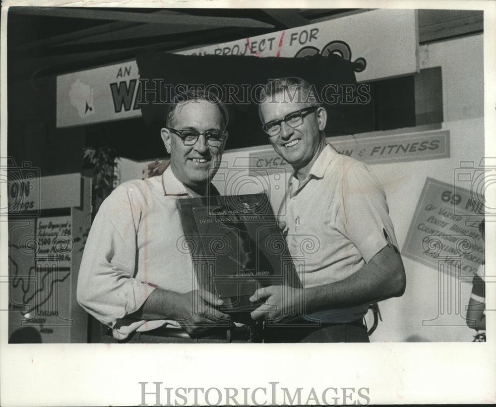 1966 Press Photo William Rogan receives 4-H award from Milwaukee Journal
