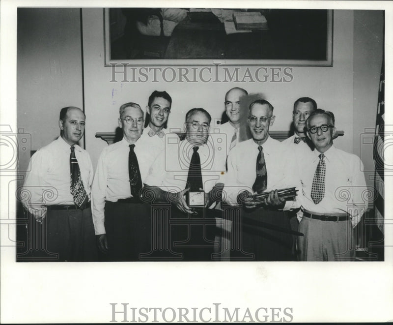 Load image into Gallery viewer, 1968 Press Photo Chemist Joseph Shuder (3rd from right), worked on atomic bomb
