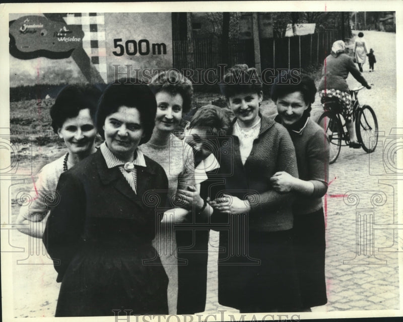 Load image into Gallery viewer, 1965 Press Photo Members Of Women Town Council In In Village Of Weilowies
