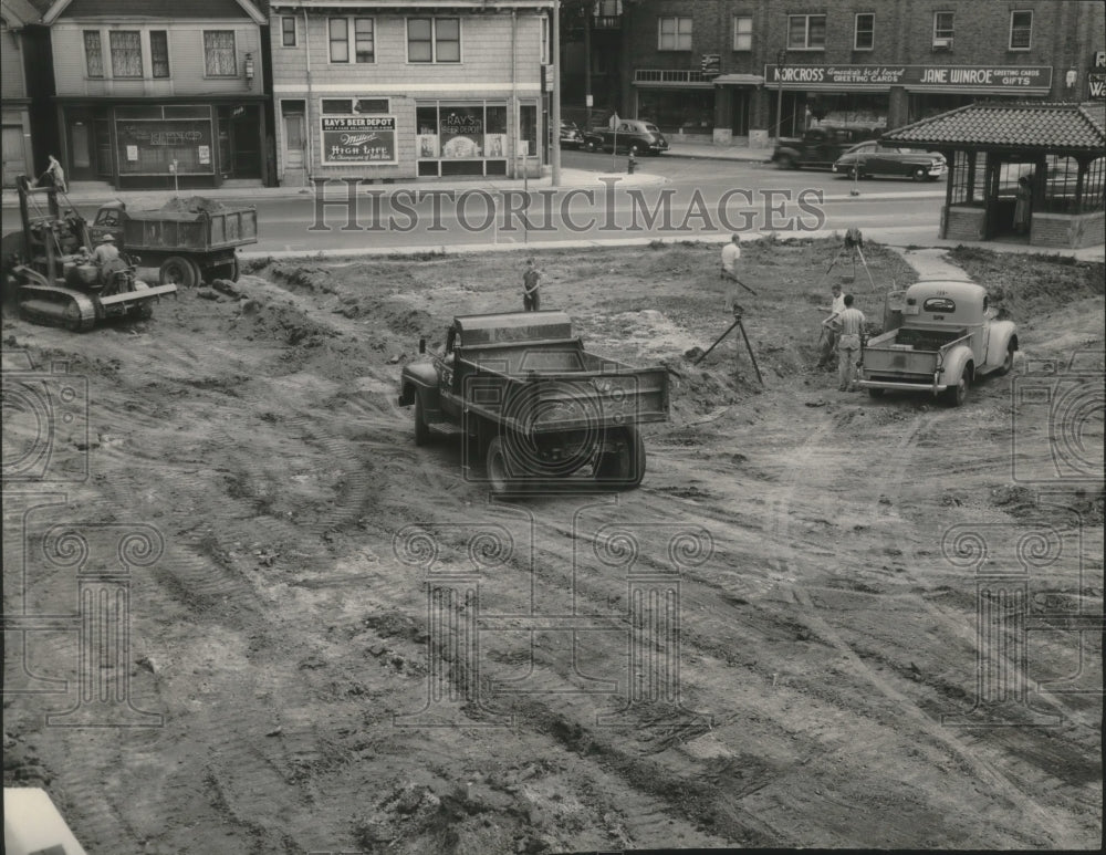 1951 Press Photo Construction on city's first off-street parking lot, Milwaukee