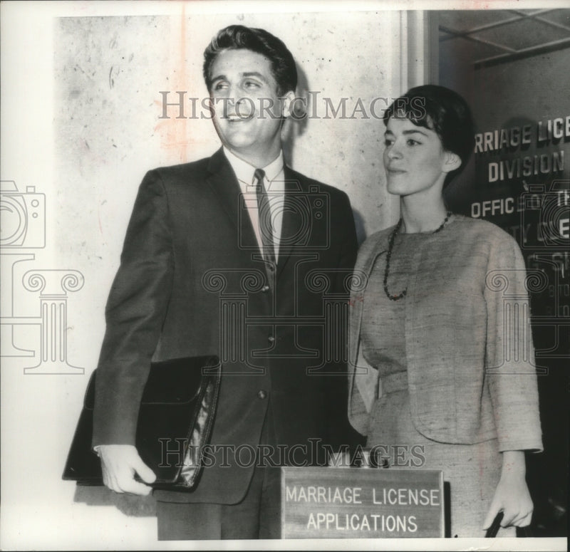 Load image into Gallery viewer, 1963 Press Photo Singer Carla Alberghetti And Paul Polena In Los Angeles

