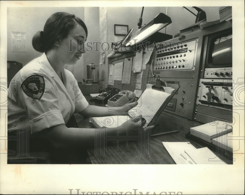 1974 Press Photo Jessica Sweet at police dispatch console, Wisconsin