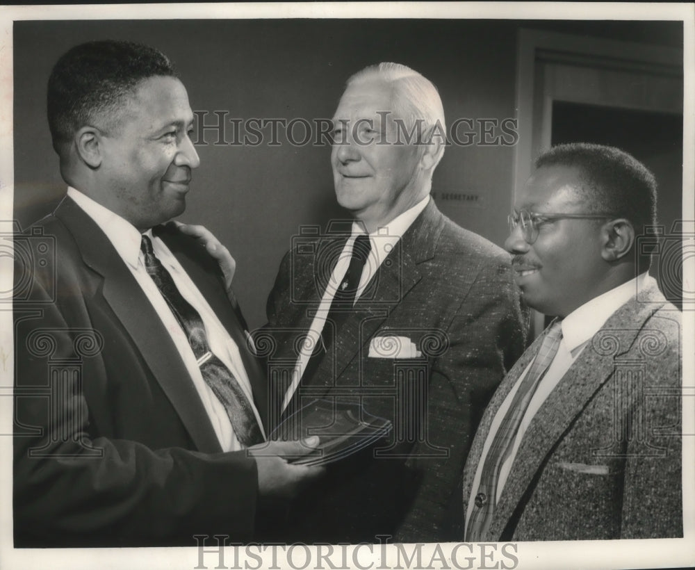 1957 Press Photo Detective Moody &amp; Police Chief Polcyn at dinner honoring Moody- Historic Images