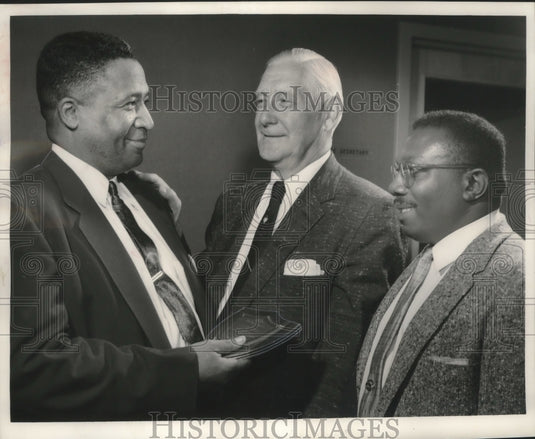 1957 Press Photo Detective Moody & Police Chief Polcyn at dinner honoring Moody- Historic Images