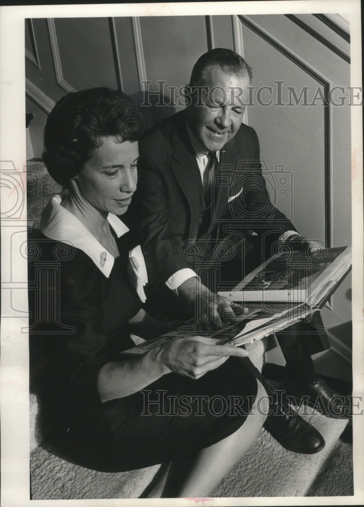 1965 Press Photo Avery Sherry &amp; Mrs. Herbert Heavenrich look at photo album- Historic Images