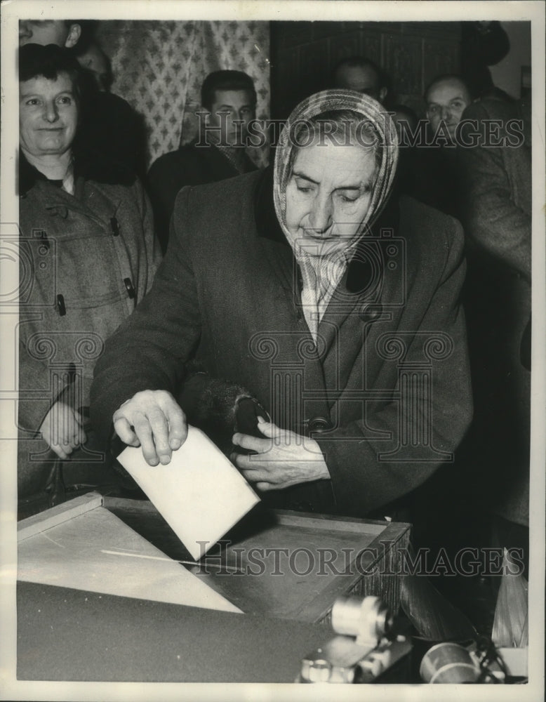 1957 Press Photo Warsaw Poland People cast votes in Parliamentary Election- Historic Images