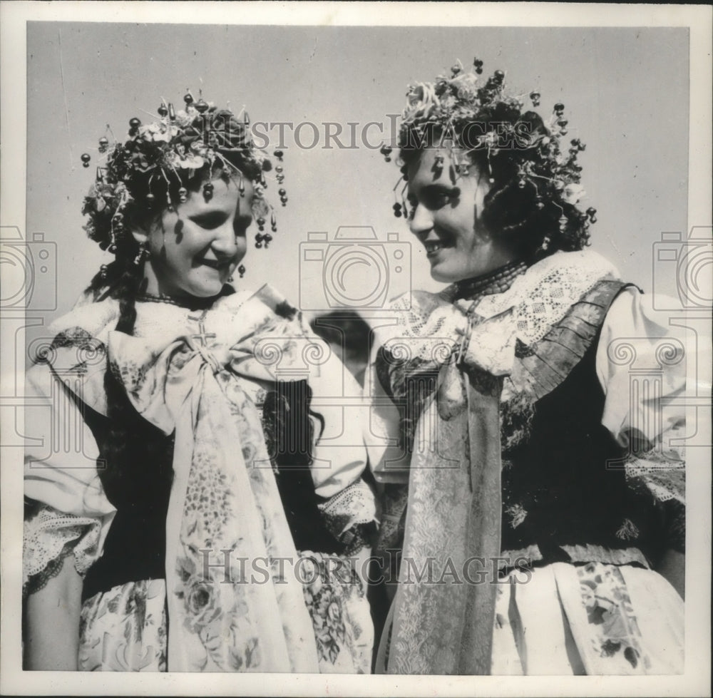 1953 Press Photo Young Polish women dressed in native holiday costumes