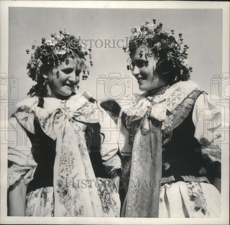 Load image into Gallery viewer, 1953 Press Photo Young Polish women dressed in native holiday costumes
