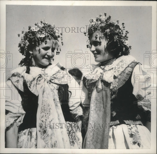1953 Press Photo Young Polish women dressed in native holiday costumes