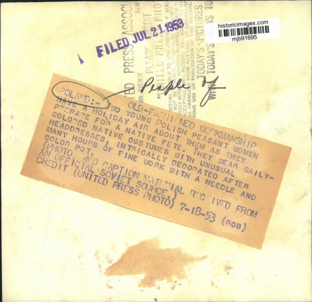 1953 Press Photo Young Polish women dressed in native holiday costumes