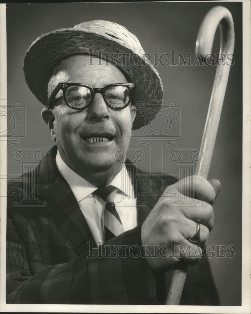 1964 Press Photo Selwyn Savage, Barrington, Illinois, holds cane- Historic Images