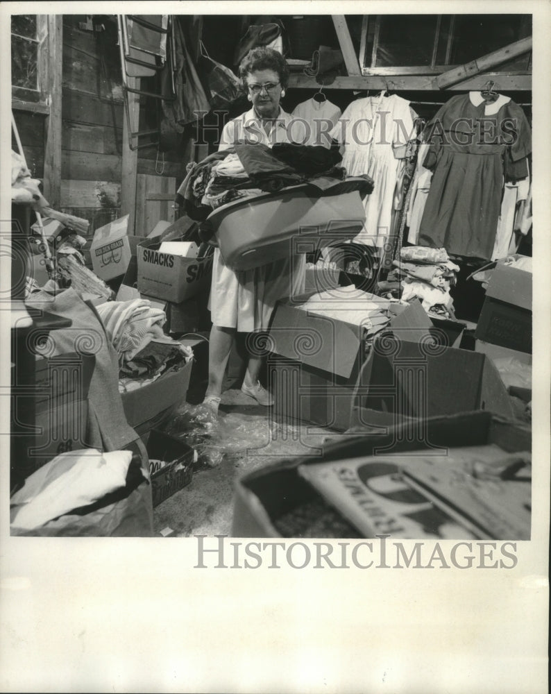 1967 Press Photo Mrs. John Shupe, sorts clothing at her home - mjb91896- Historic Images