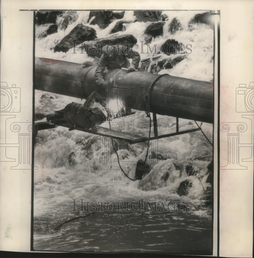 1953 Press Photo Welder joined section of Canadian oil pipeline - Historic Images