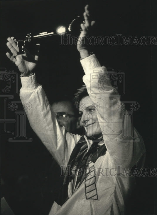 1988 Press Photo Medalist Lynn Roethke Held Up Key To City In Regner Park- Historic Images