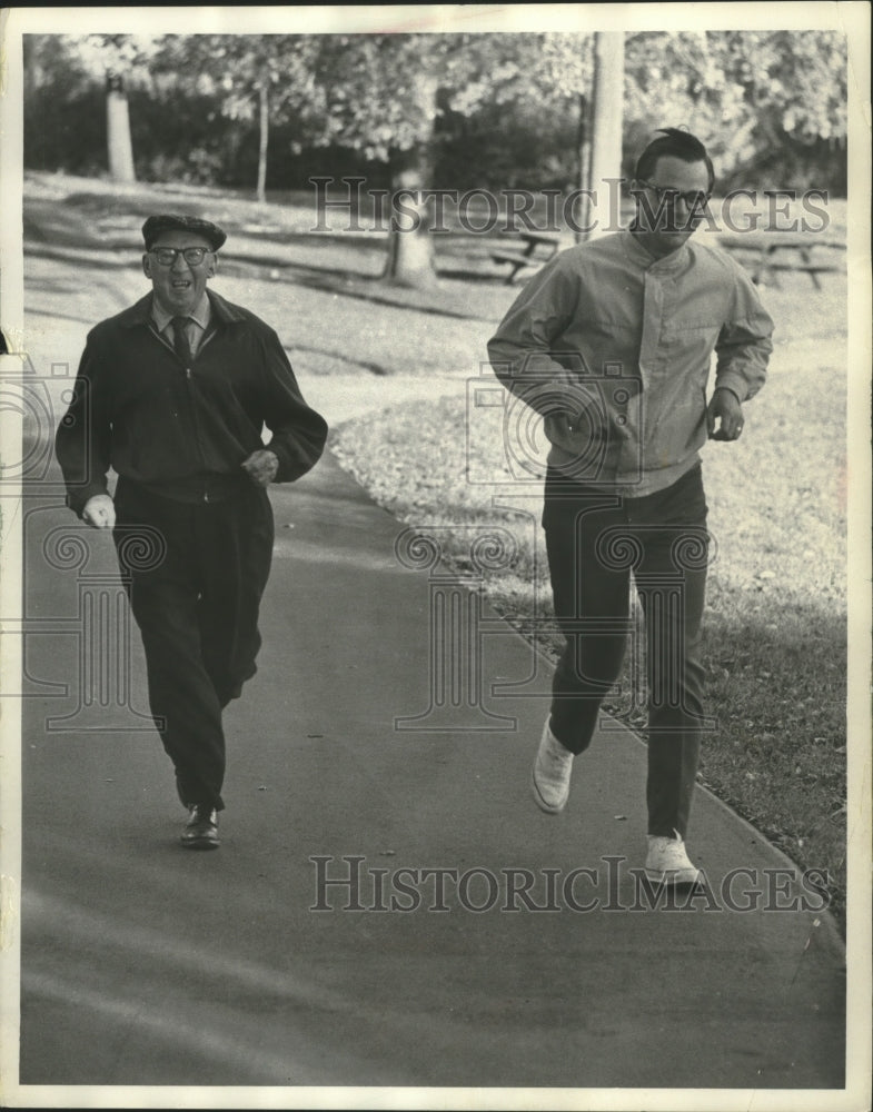 1968 Press Photo Kenneth P. Roesslein and Louis Kokemueller jogged Jackson park- Historic Images