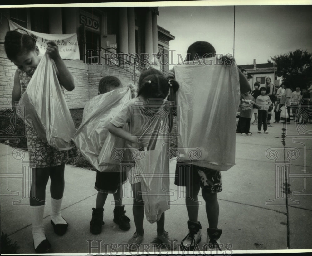 1994 Press Photo Richards children receive supplies, St. Vincent De Paul Society- Historic Images