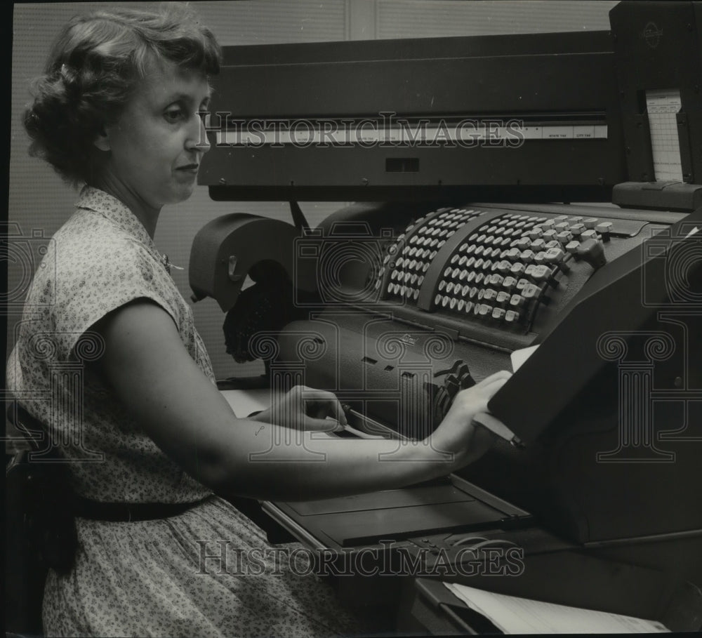 1953 Press Photo Jenos Harwood, Square D Employee, Operates Pay Roll Machine- Historic Images