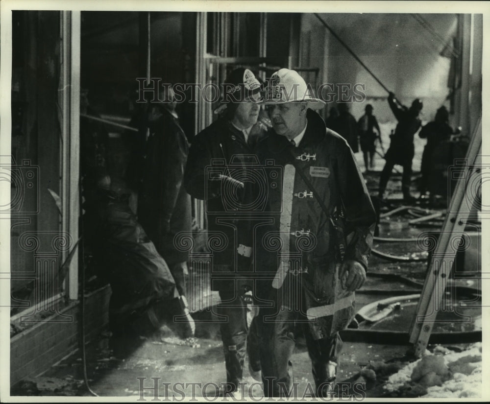 1973 Press Photo Milwaukee Fire Department Chief William Stamm at scene of fire