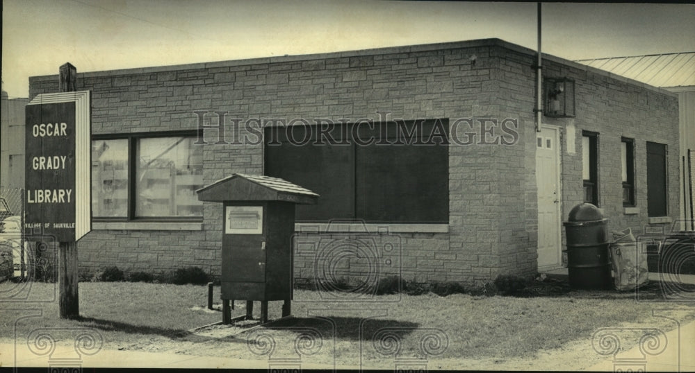 1986 Press Photo Exterior view library building, Saukville, Wisconsin- Historic Images