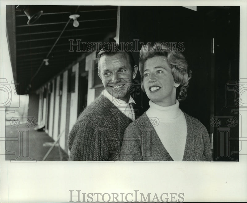 Load image into Gallery viewer, 1966 Press Photo Robert Sherwood and wife - mjb92613
