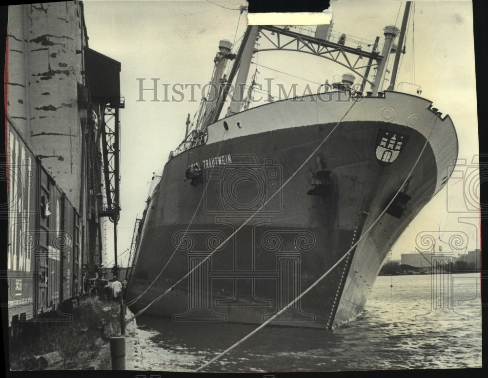 1961 Press Photo The Carl Trautwein, a tramp vessel from Hamburg, Jones Island- Historic Images