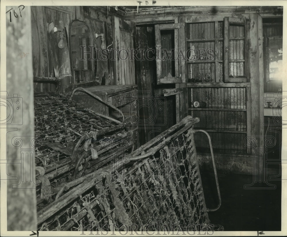 1944 Press Photo The carrier&#39;s cabins looked seaworn after months in the water- Historic Images