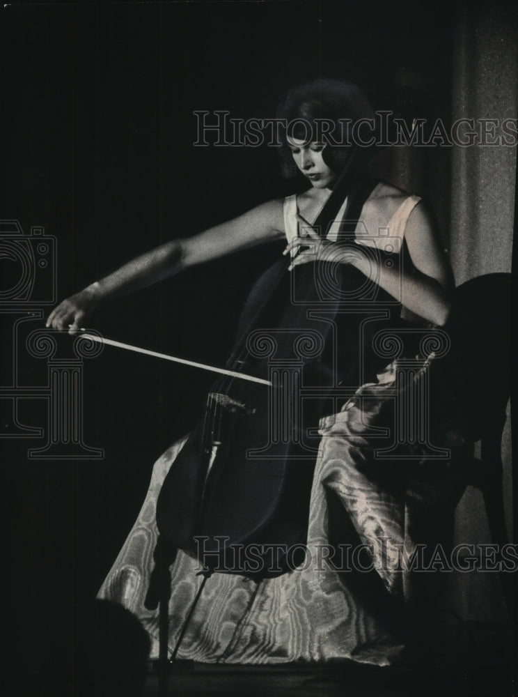 1959 Press Photo Mrs. James Stanfield played the cello at Miss Wisconsin pageant- Historic Images