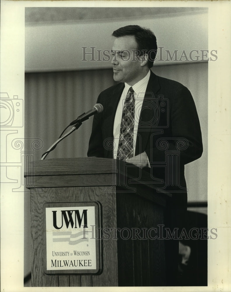 1997 Press Photo George Stanley speaking at University of Wisconsin Milwaukee- Historic Images