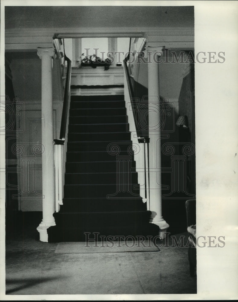 1967 Press Photo James Sawyer home, stair case, flanked by columns, Milwaukee- Historic Images