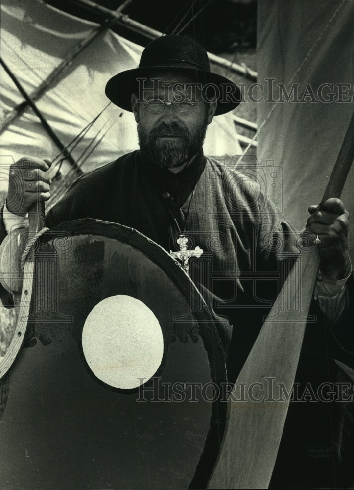 1992 Press Photo Thomas Fern portraying a Jesuit Missionary for event, Wisconsin- Historic Images