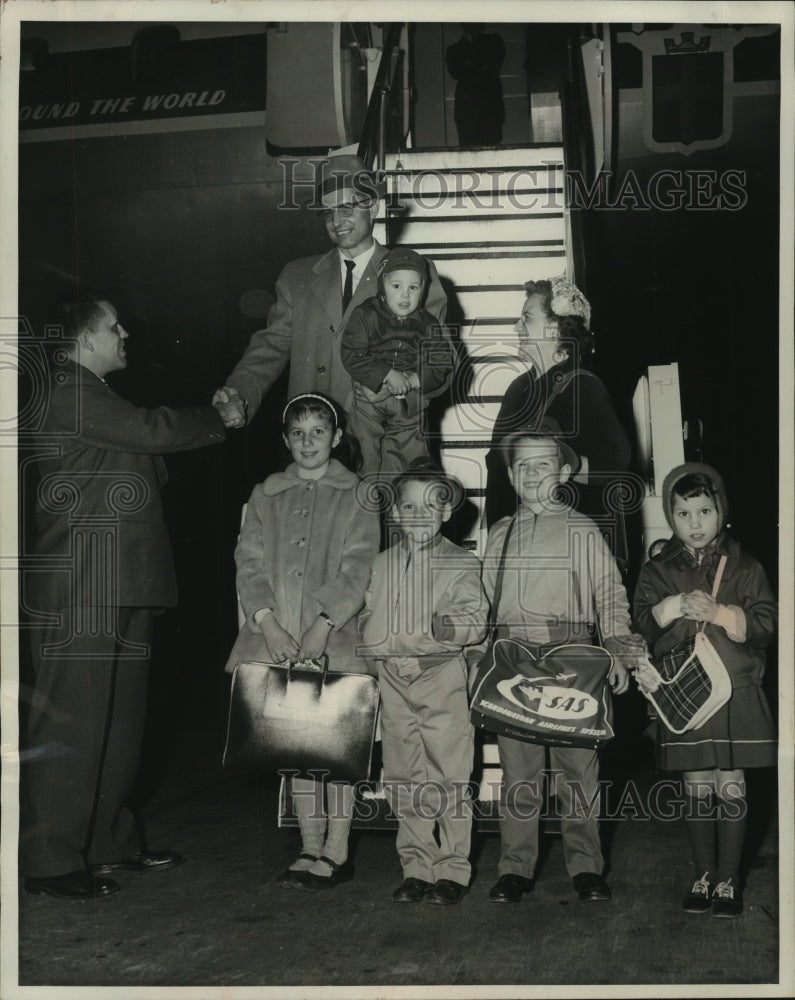 1961 Press Photo Robert L. Sawall and family in front of plane New York City- Historic Images