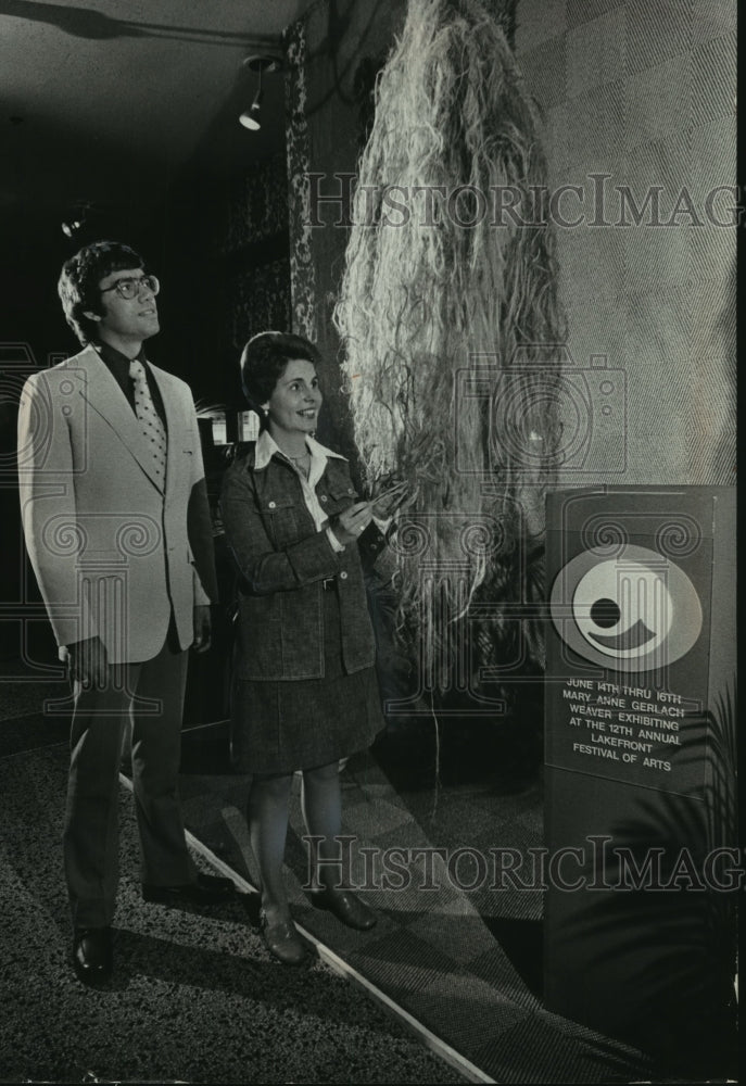 Load image into Gallery viewer, 1974 Press Photo Lakefront Art Festival committee members at weaving exhibit.
