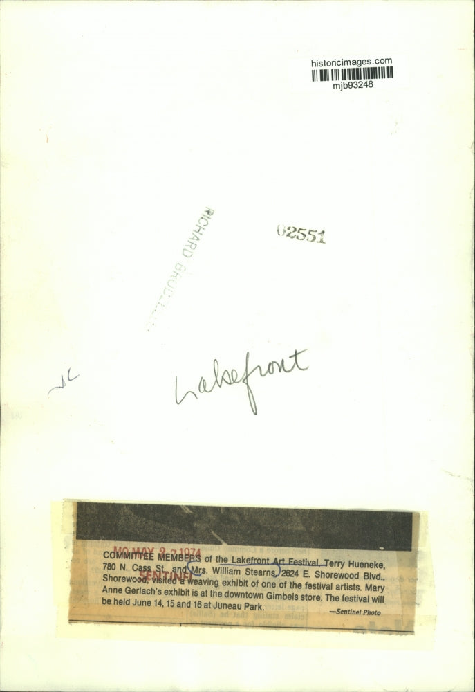 1974 Press Photo Lakefront Art Festival committee members at weaving exhibit.