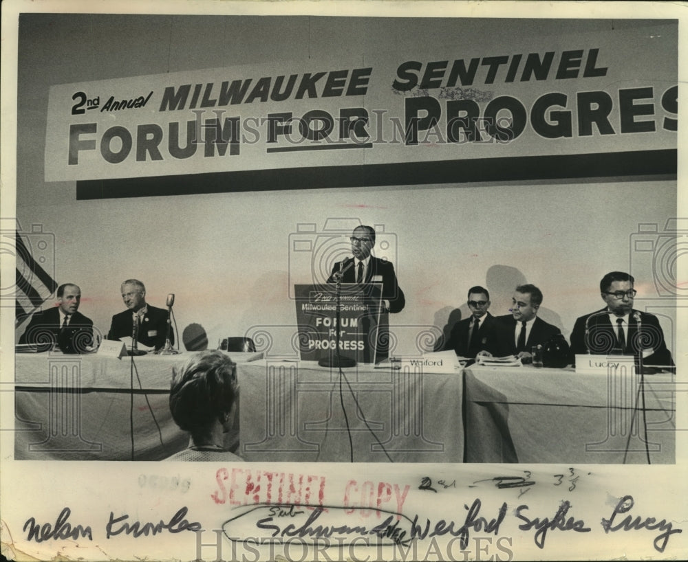 1965 Press Photo The Milwaukee Sentinel editor Harvey W. Schwandner speaking- Historic Images