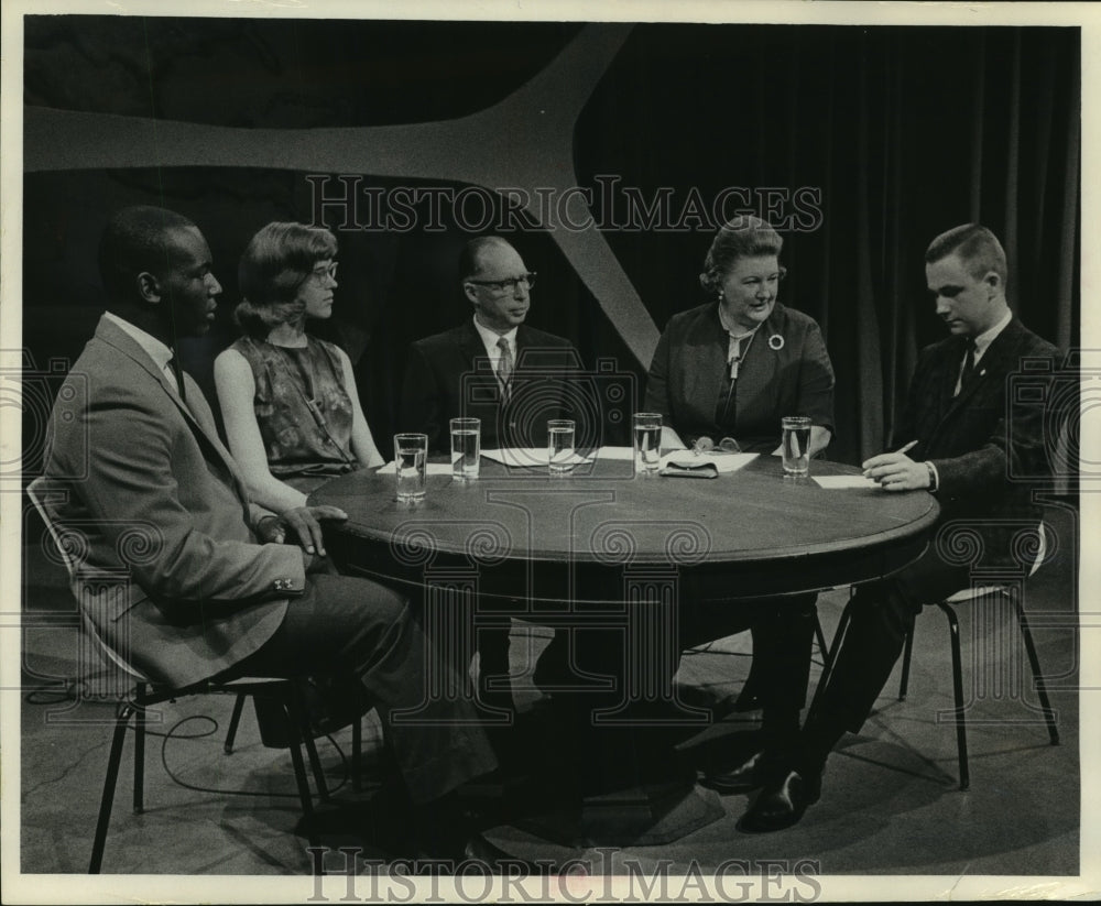 1965 Press Photo A panel discussion held by Milwaukee public library - mjb93482- Historic Images