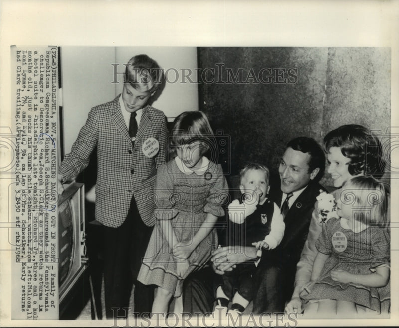 Load image into Gallery viewer, 1968 Press Photo Richard Schweiker And Family In Philadelphia Hotel Suite
