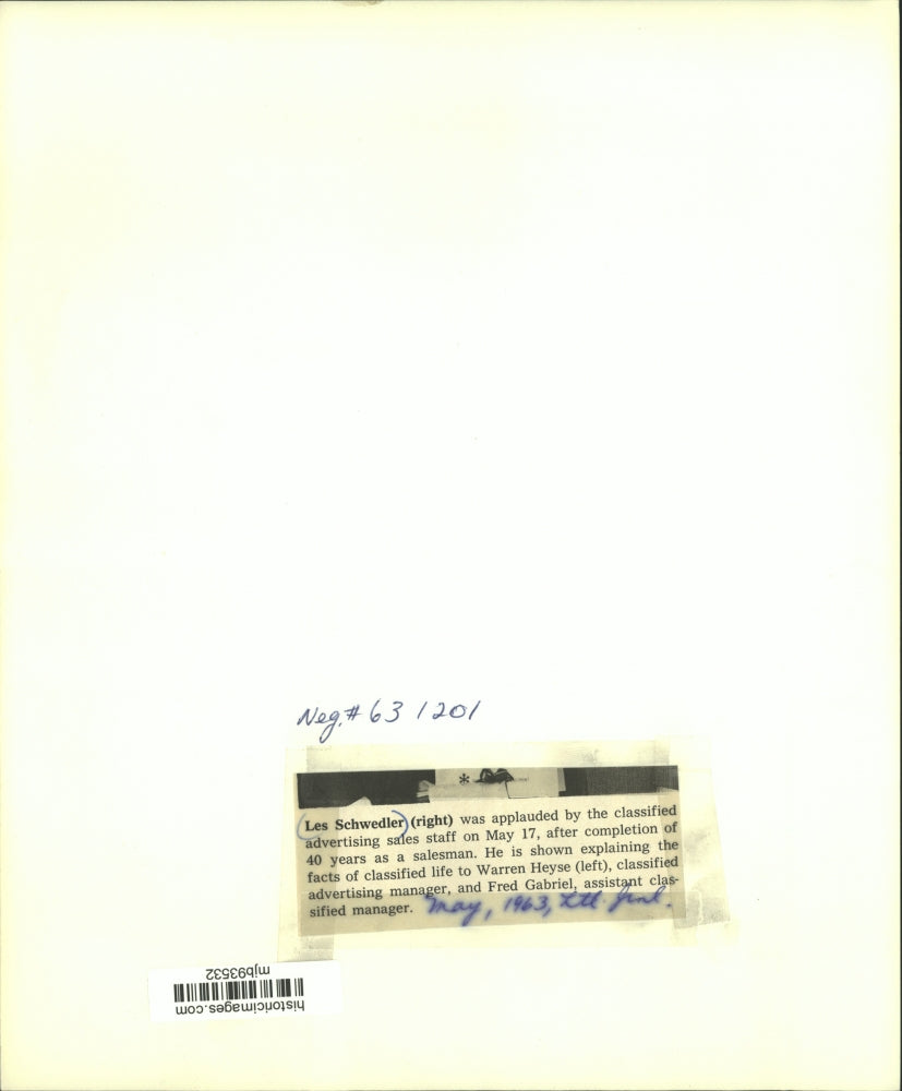 1963 Press Photo Les Schwedler, 40 years a salesman, applauded by coworkers