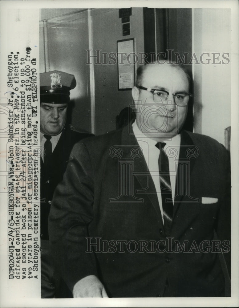 1963 Press Photo John Schneider Jr. escorted to jail after sentencing, Wisconsin