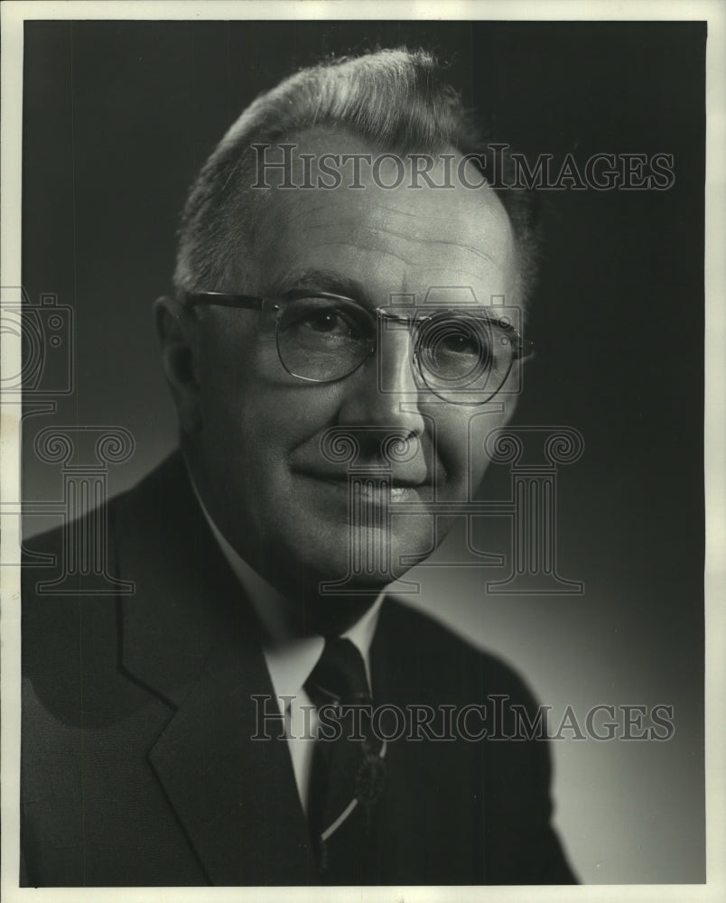 1960 Press Photo Walter P. Schmitter, engineering vice-president of Falk Corp.- Historic Images