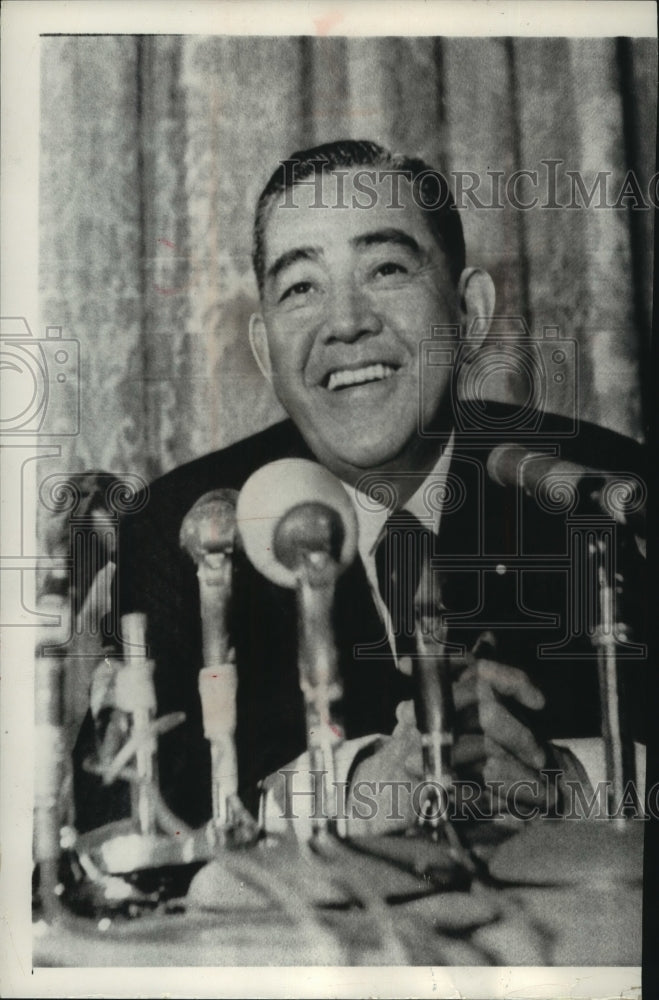 1965 Press Photo Japan&#39;s Premier Sato talking to reporters in San Francisco- Historic Images