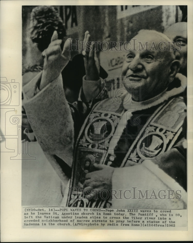 1962 Press Photo Pope John XXIII waves as he leaves St. Agostino in Rome- Historic Images
