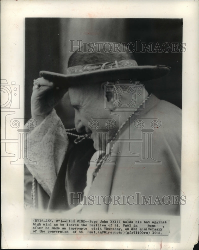 1962 Press Photo Pope John XXIII leaving Basilica holding hat from wind, Rome.