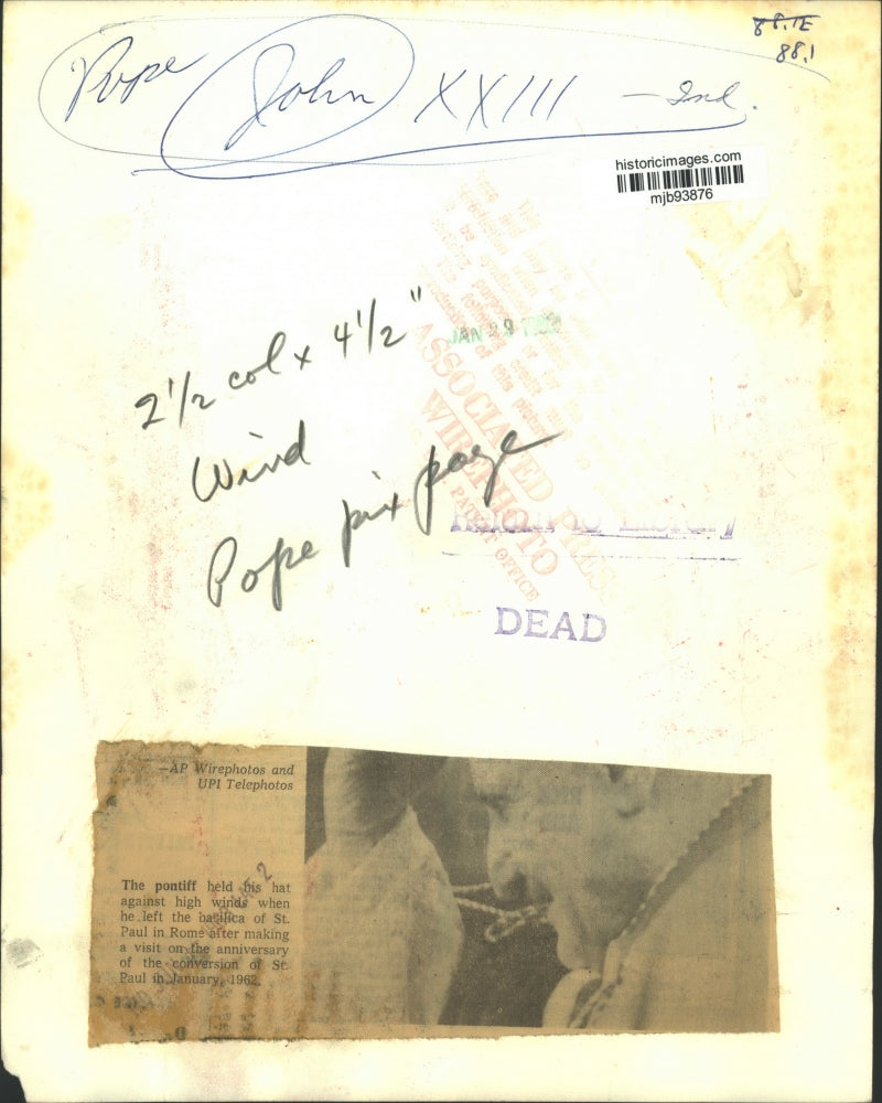 1962 Press Photo Pope John XXIII leaving Basilica holding hat from wind, Rome.