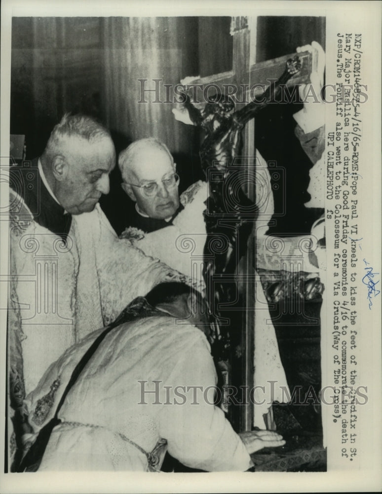 1965 Press Photo Pope Paul VI kisses crucifix in St. Mary Major Basilica, Rome- Historic Images